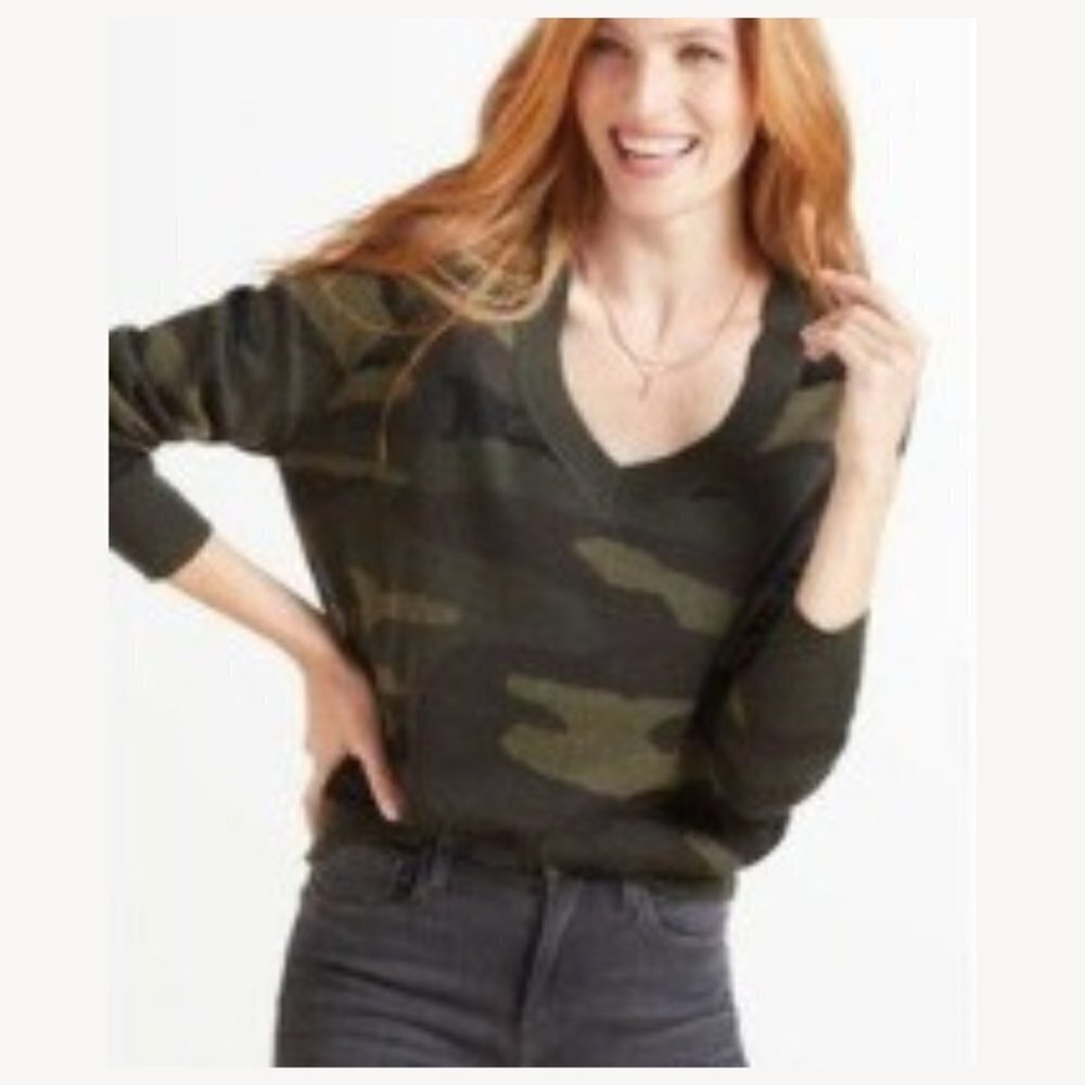 John + Jenn Women's Camo V-Neck Sweater - XS